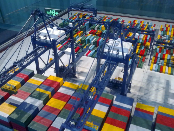 仲巴县港口集装箱堆场